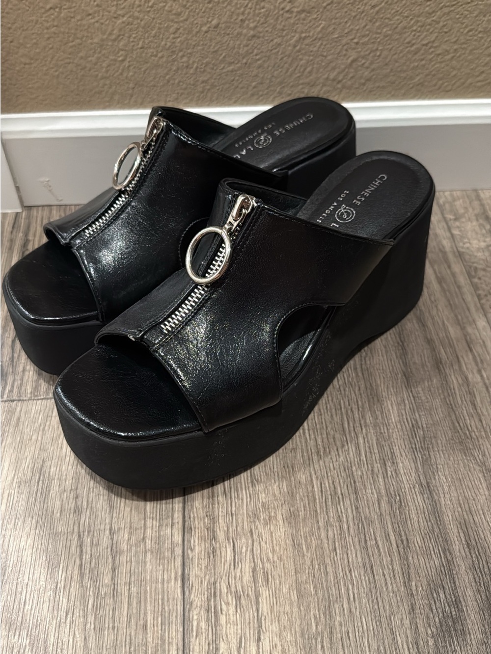 Chinese Laundry Black Leather Platform Zip Ring Slide